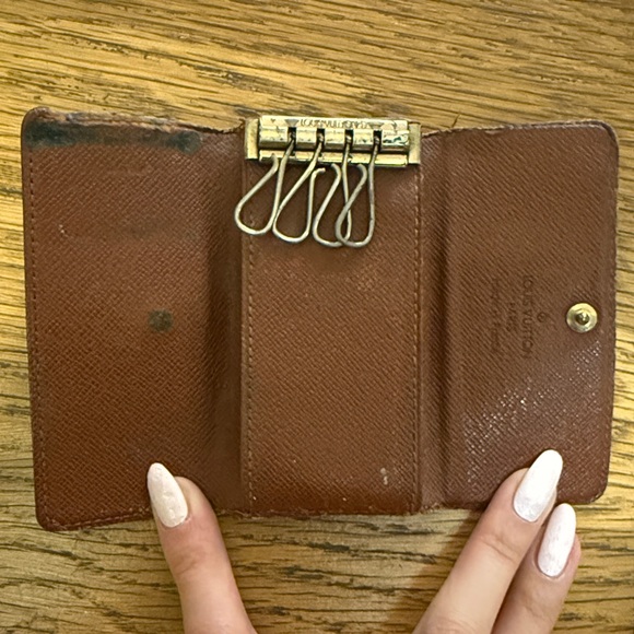 Louis Vuitton Monogram 4 Key Holder - Picture 4 of 7